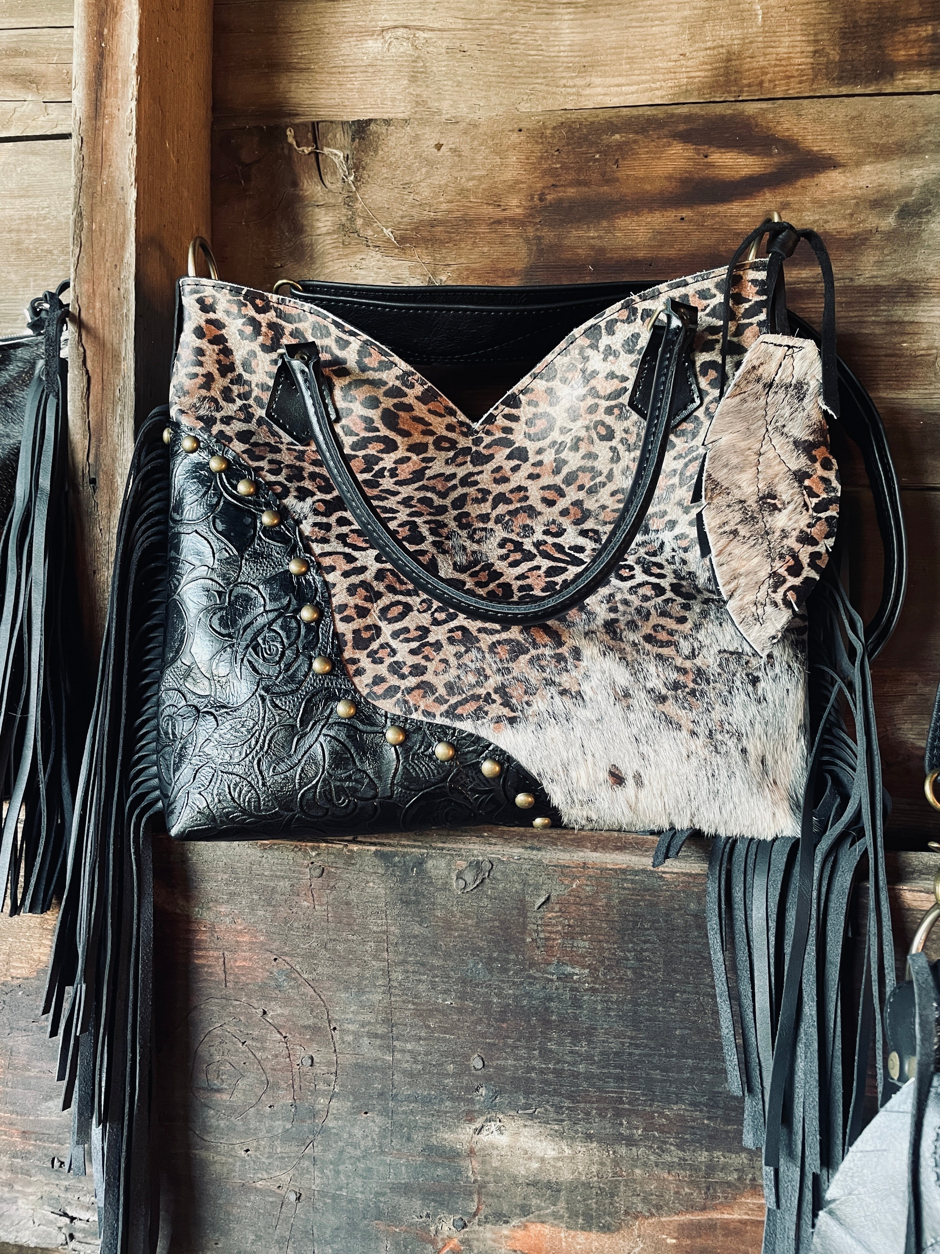 DEVOA　Hand made bag cow leather DEVOA Hand made bag cow leather Hand Tooled Leather Cow Fur
